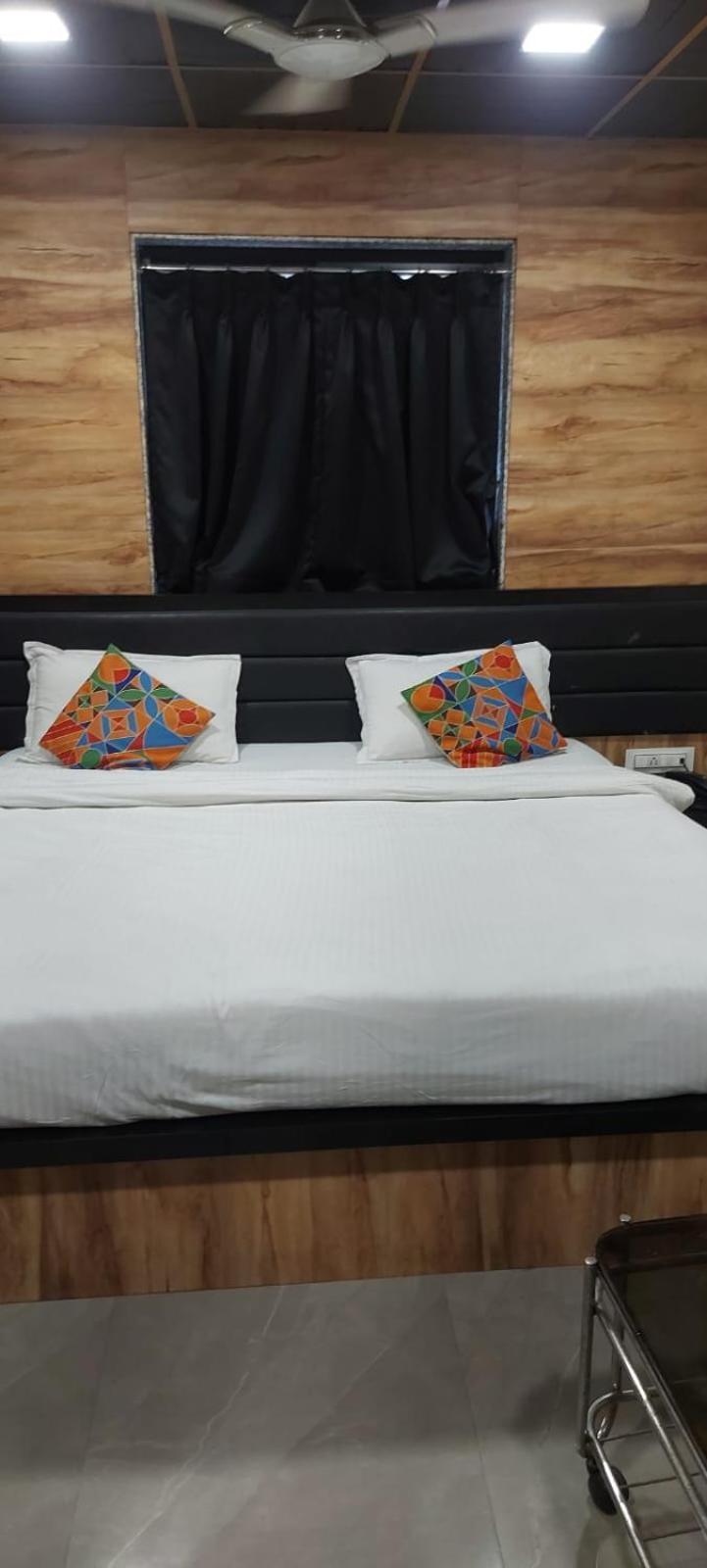 Glitz Hotels Sai Guest House - Nr Inorbit Mall Vashi Navi Mumbai Bagian luar foto