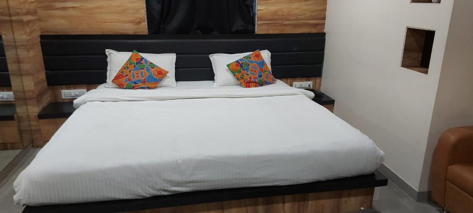 Glitz Hotels Sai Guest House - Nr Inorbit Mall Vashi Navi Mumbai Bagian luar foto