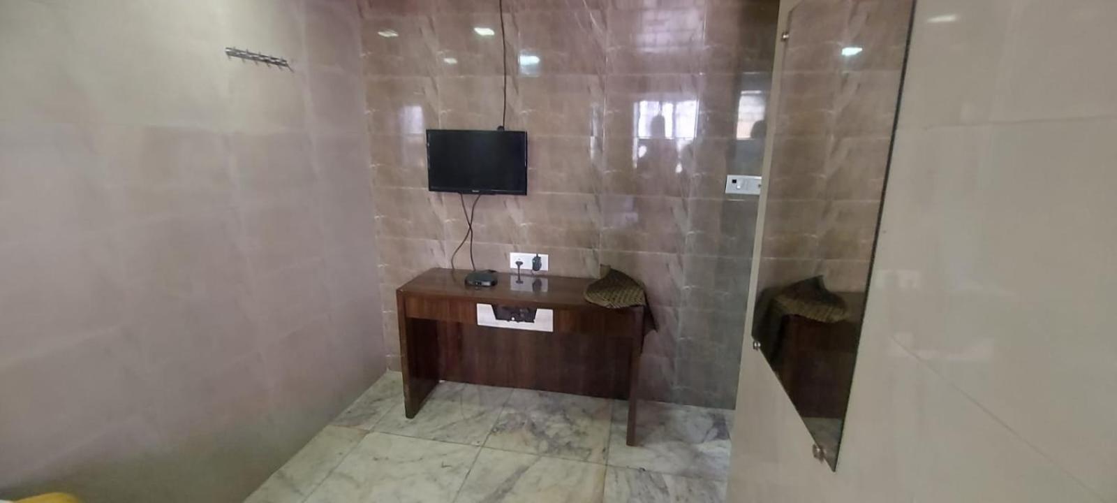 Glitz Hotels Sai Guest House - Nr Inorbit Mall Vashi Navi Mumbai Bagian luar foto